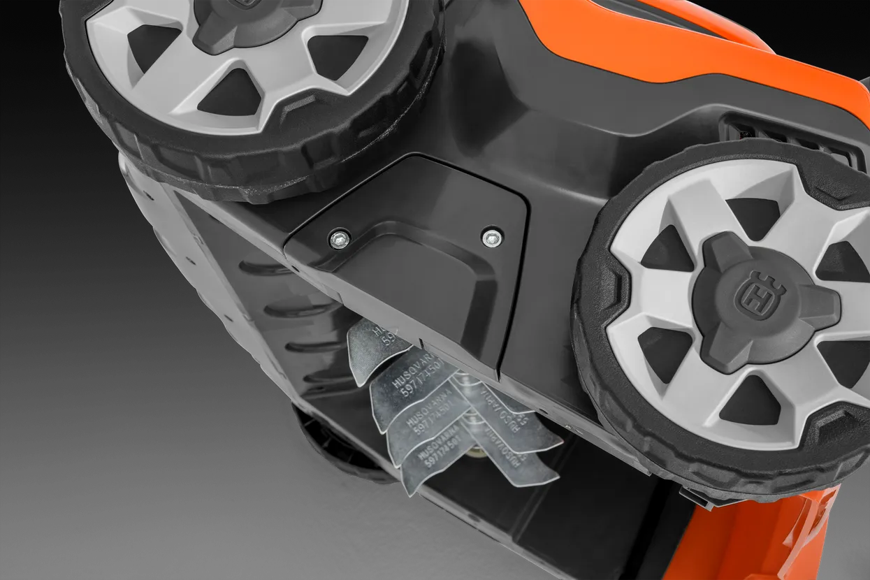 Wertykulator Husqvarna S138C do usuwania zalegającej trawy z trawnika Wertykulator Husqvarna S138C do usuwania zalegającej trawy z trawnika